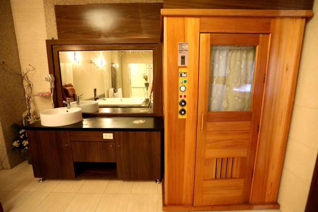Hua Jia Motel Тайнань Экстерьер фото