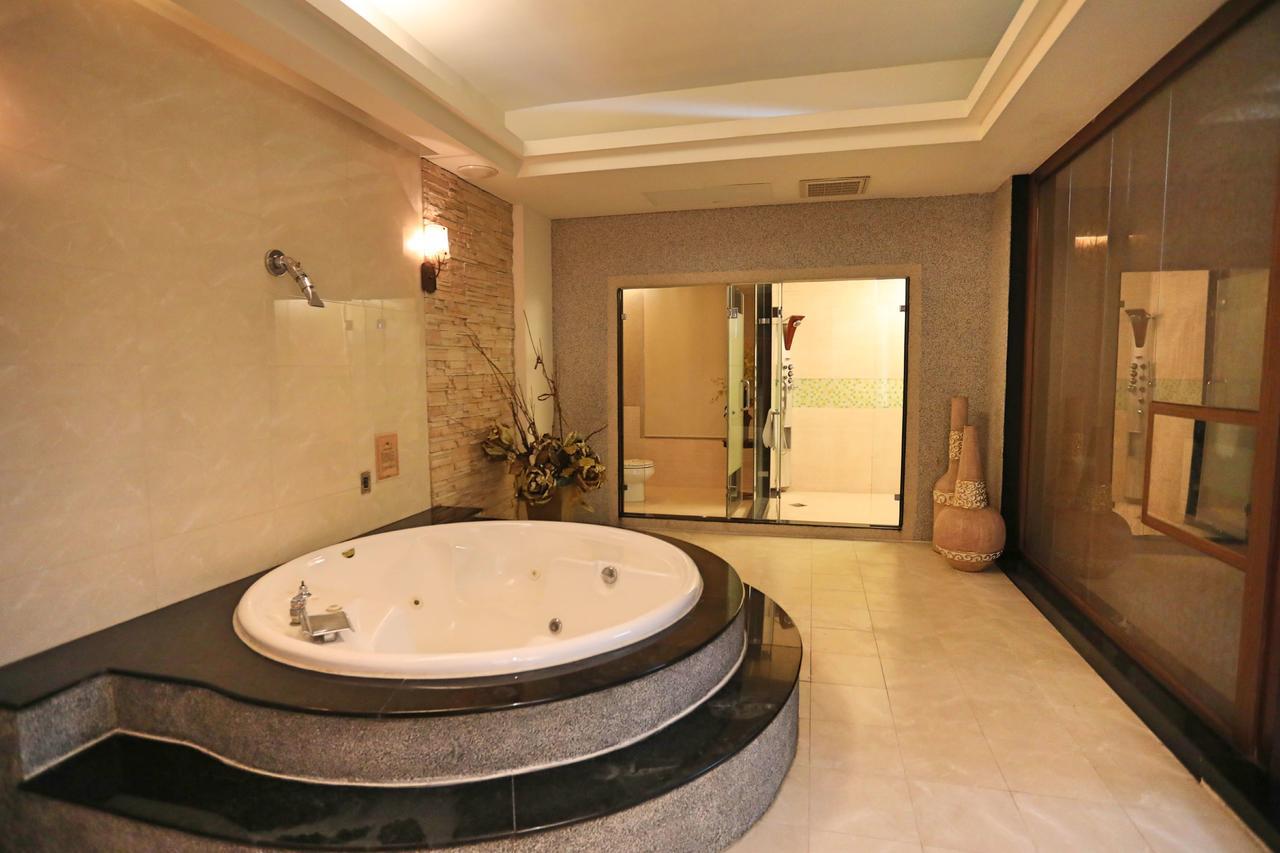 Hua Jia Motel Тайнань Экстерьер фото